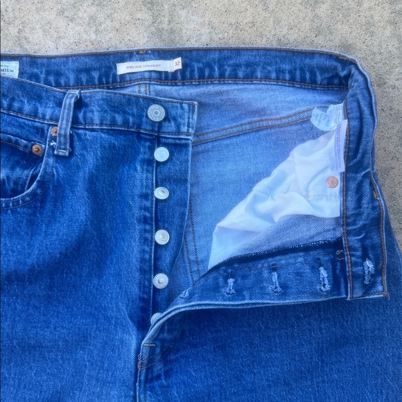 LEVI's Women's Ribcage Straight Button Fly Big 'E' Denim Blue Jeans Size 32 - Picture 3 of 9
